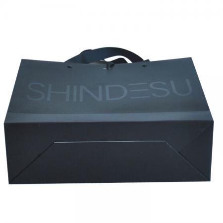 China Spot UV Luxury Gift Black Paper Shopping Bag with Grosgrain Ribbon