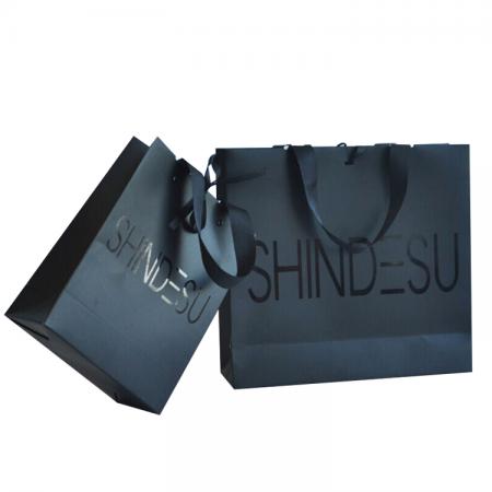 China Spot UV Luxury Gift Black Paper Shopping Bag with Grosgrain Ribbon