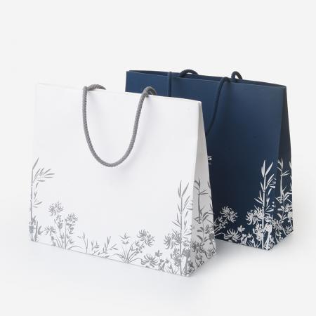 Luxury cosmetics gift shopping paper bags with button customized